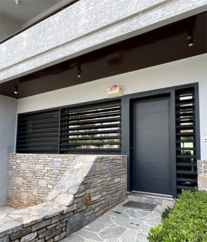 GREEN WINDOWS ΔΙΠΛΟΚΑΤΟΙΚΙΑ ΣΤΗΝ ΣΑΡΩΝΙΔΑ