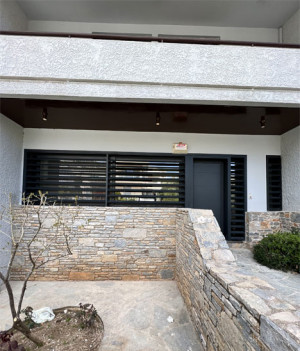 GREEN WINDOWS ΔΙΠΛΟΚΑΤΟΙΚΙΑ ΣΤΗΝ ΣΑΡΩΝΙΔΑ